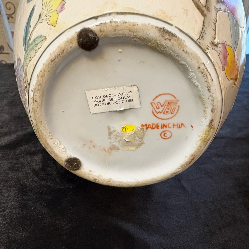 Vintage WBI Chinese Chinoiserie Enameled Porcelain Mantel Urn or Vase - Picture 4 of 8